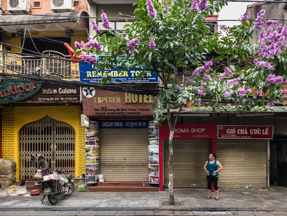 Hanoi, rue Hàng Bè tôt le matin